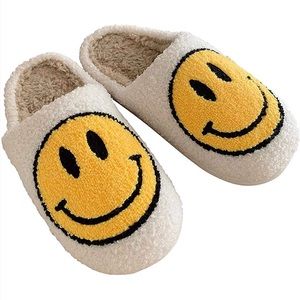 ☆ NWT smiley face slippers ☆